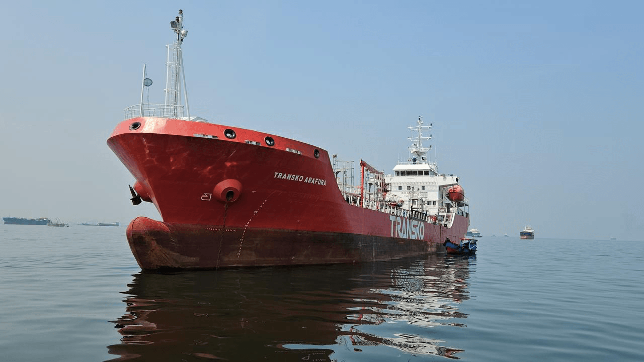 Kapal Tanker Pertamina Selamatkan 17 Korban Kebakaran KMP Mutiara Sentosa II di Laut Jawa