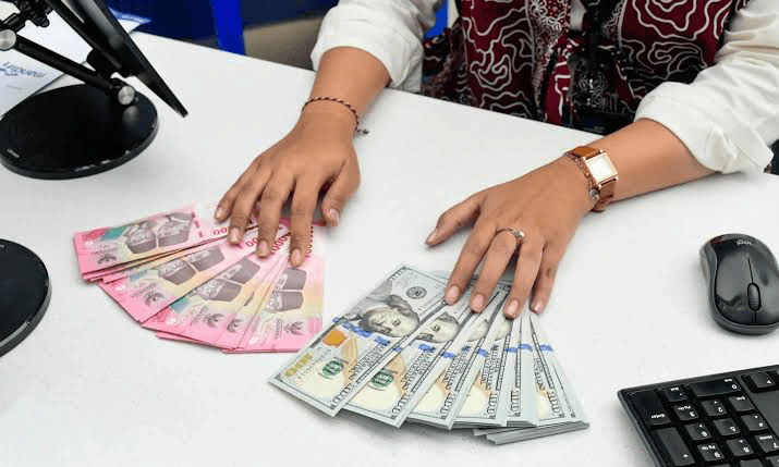 Rupiah Ditaksir Lanjutkan Penguatan ke Rp17.700
