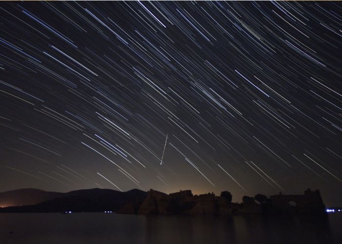 Jangan Tidur Dulu! Hujan Meteor Perseid 2026 Muncul di Langit Indonesia Agustus Ini