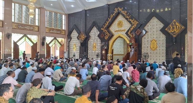 Ngobrol saat Khatib Naik Mimbar Salat Jumat, Apakah Salatnya Sah?