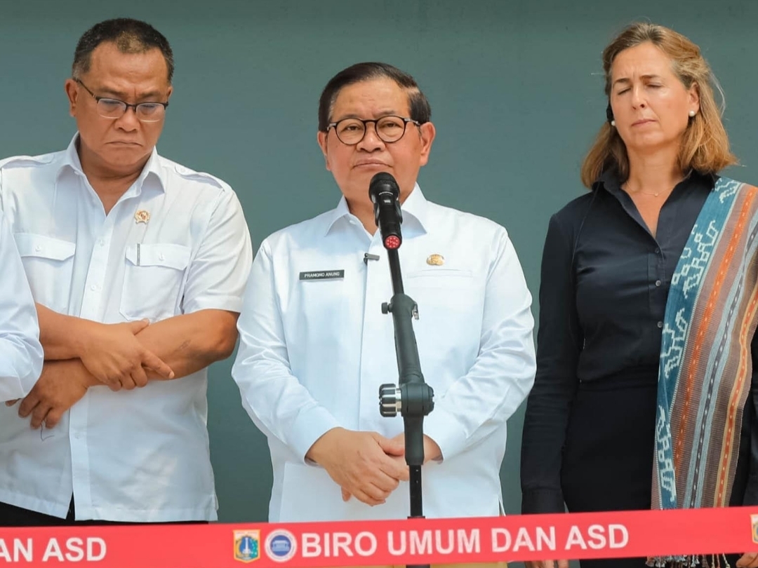 Pramono Ancam Tutup Usaha Swasta yang Buang Sampah Sembarangan