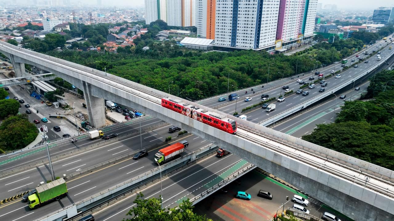 Waskita Karya Rampungkan Penyambungan Rel LRT Jakarta Fase 1B