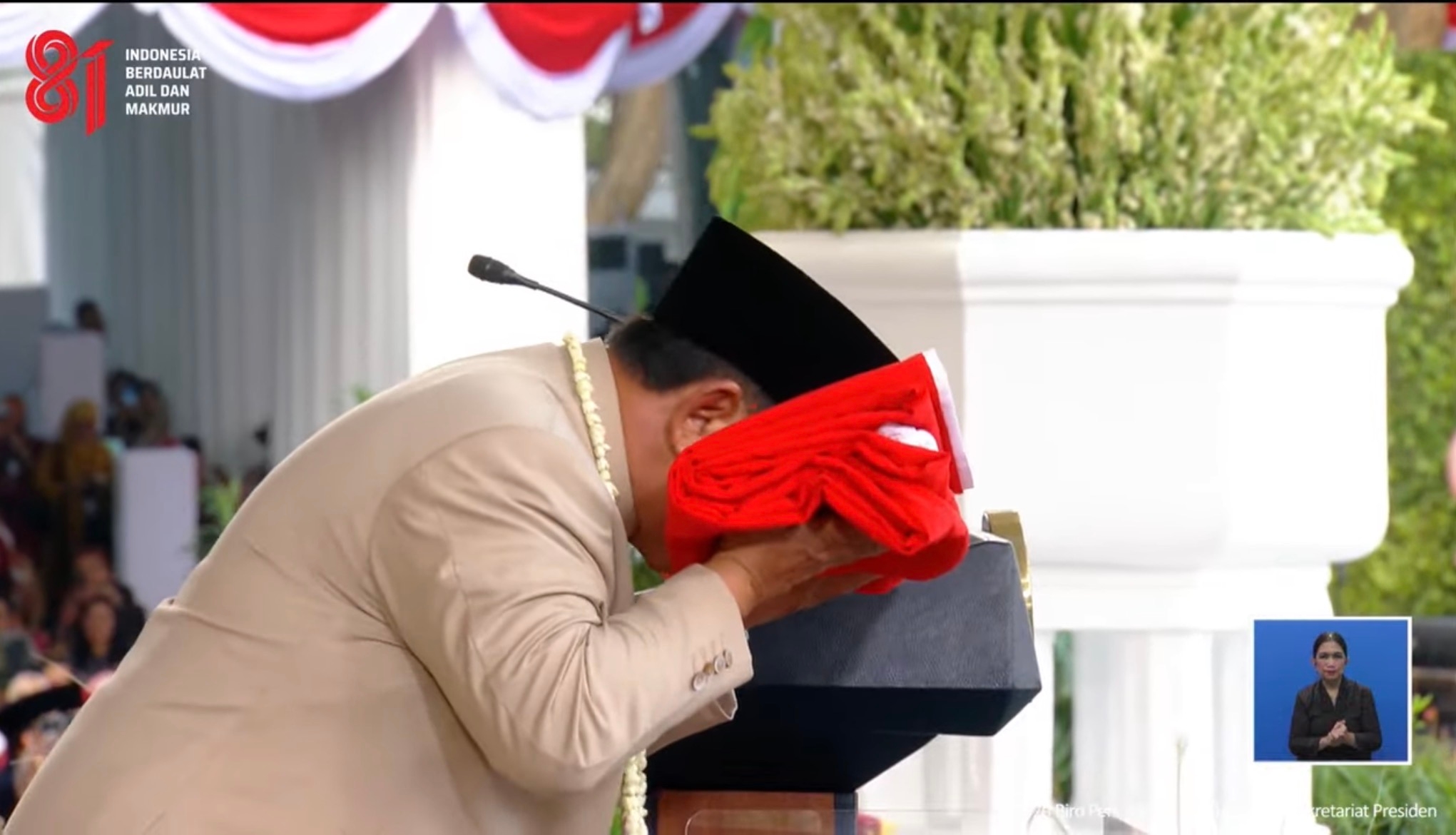 Upacara Penurunan Bendera di Istana Selesai, Prabowo Cium Sang Merah Putih