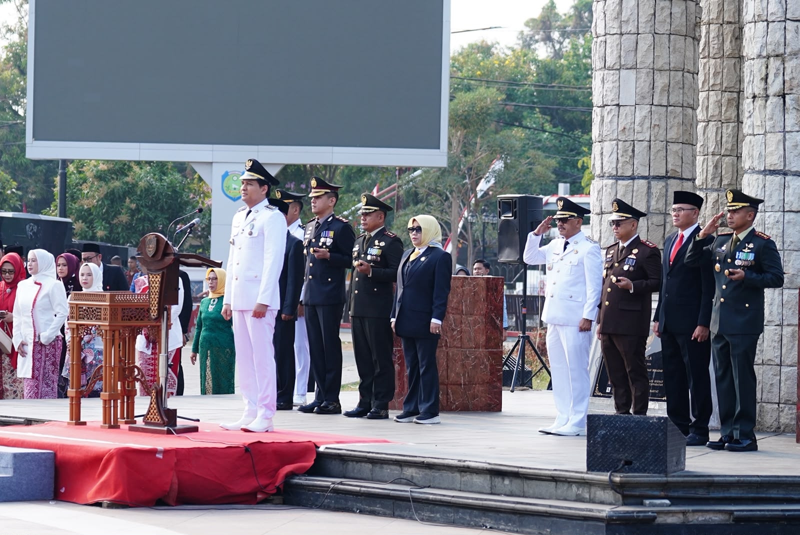 Beda dari Yang Lain! Lucky Hakim Biarkan Pejabat Indramayu Kepanasan di Upacara HUT RI