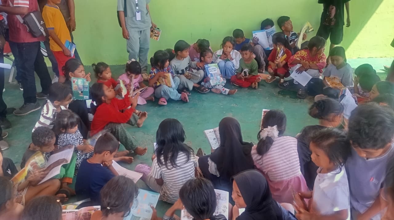 Layanan Trauma Healing dan Perpustakaan Dihadirkan bagi Pengungsi Anak-Anak Gempa NTT
