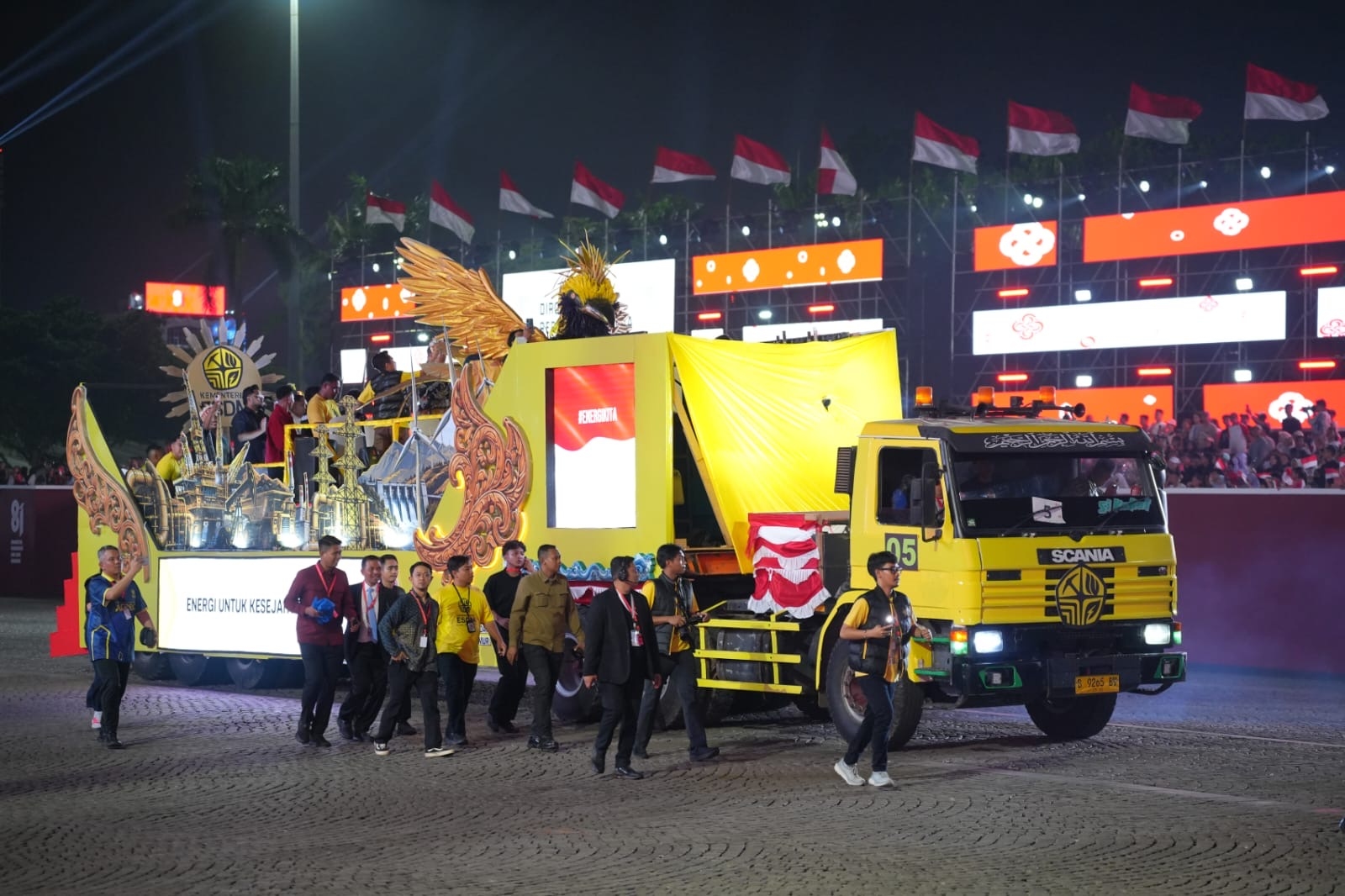 32 Kendaraan Hias Ramaikan Jakarta Saat Malam Merdeka di Monas