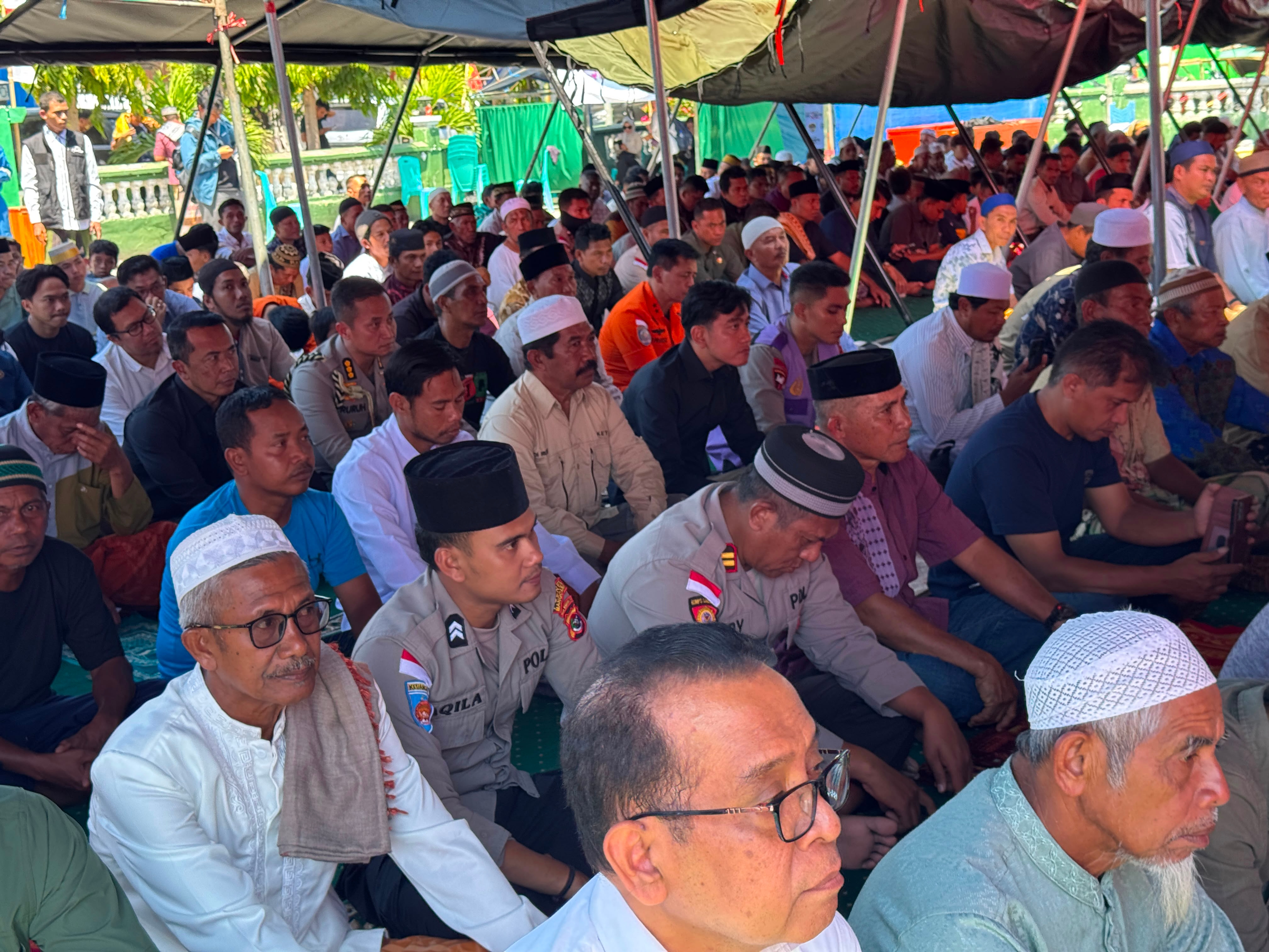 Momen Gibran Salat Jumat Bersama Warga Manggarai di Tengah Puing Gempa