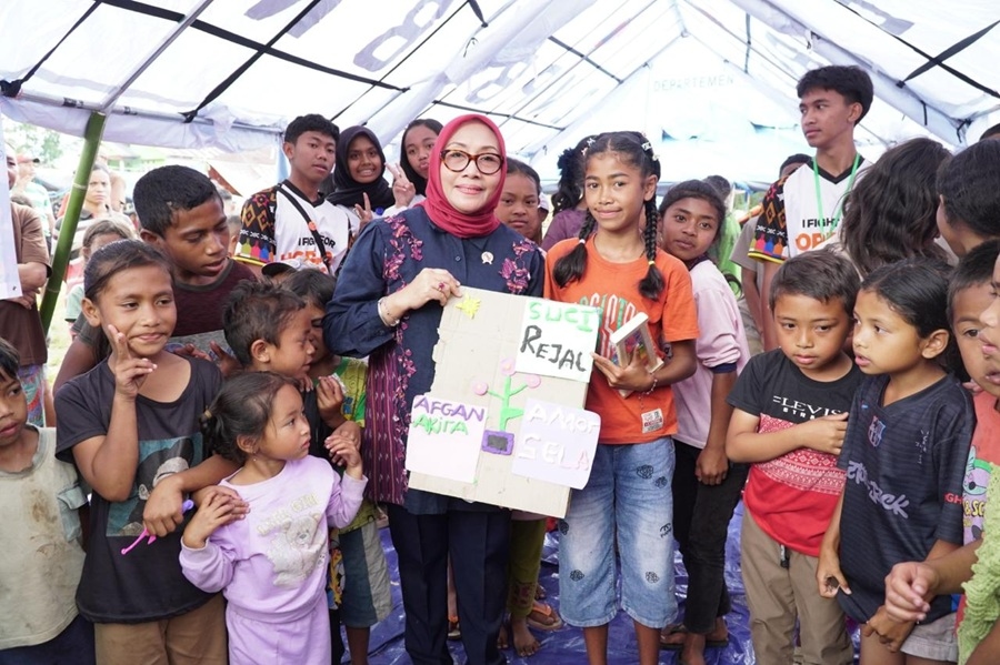 Menteri PPPA Sapa Korban Gempa NTT, Pastikan Perempuan dan Anak Terlindungi di Pengungsian