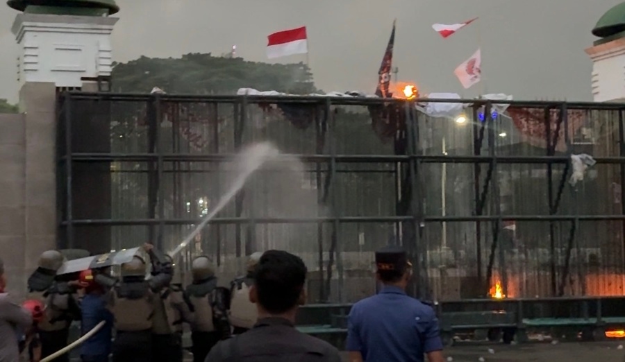 Pendemo Gedung DPR Lakukan Pembakaran, Polisi Dibantu Damkar Sibuk Padamkan Api