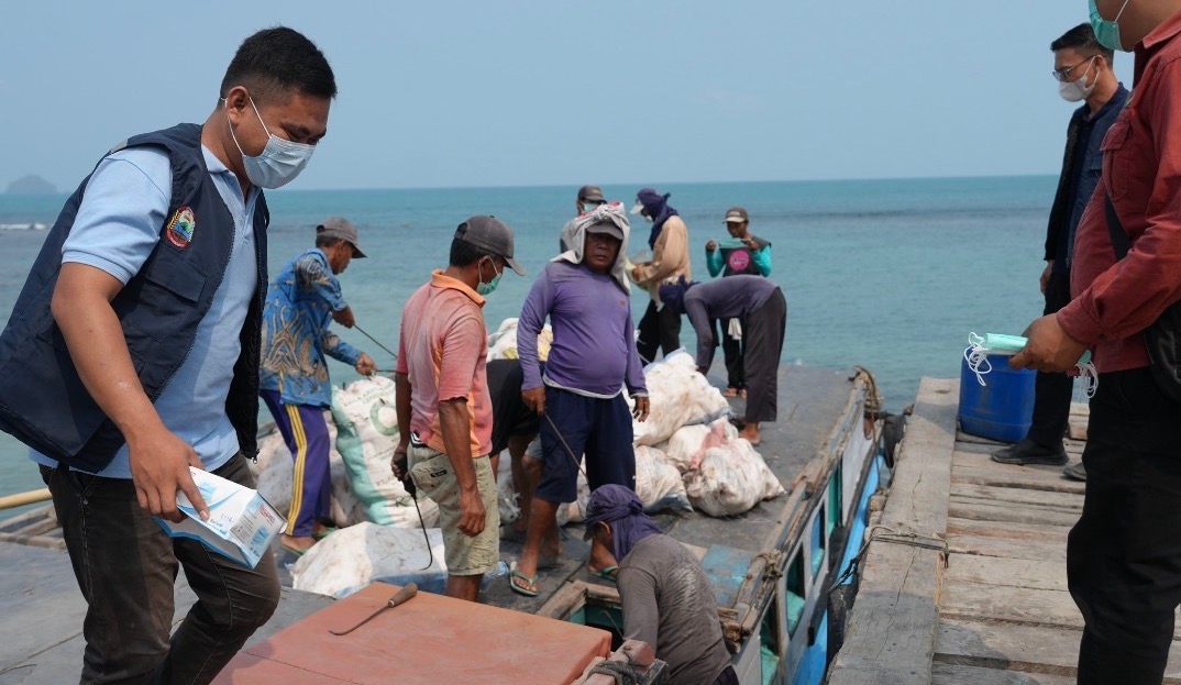 Cegah Dampak Abu Vulkanik, Layanan Kesehatan dan Distribusi Masker Diperkuat di Pulau Sebesi
