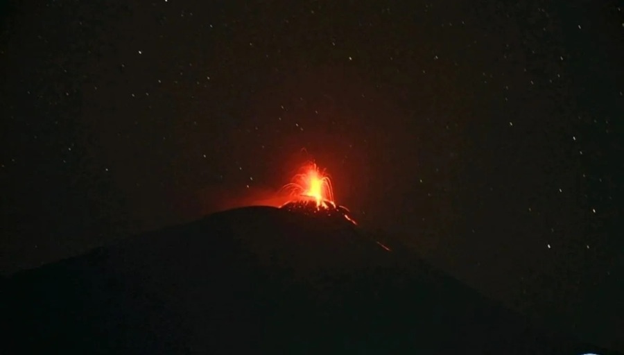 Erupsi, Gunung Ili Lewotolok Muntahkan Lava Pijar Sejauh 500 Meter