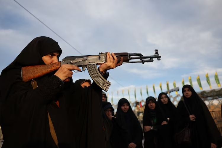 Ketegangan Iran-AS Meningkat, Perempuan Iran Ikuti Latihan Senjata untuk Hadapi Serangan Darat