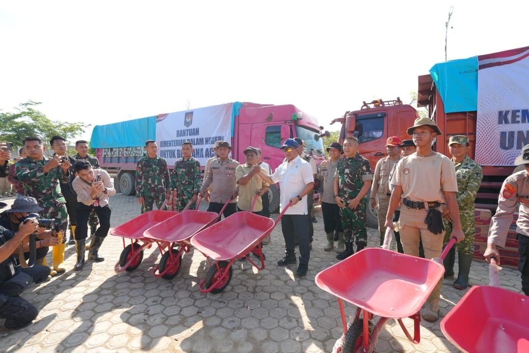 Percepat Pemulihan Aceh Tamiang, Mendagri Serahkan Ratusan Gerobak Dorong hingga Bantuan Makanan