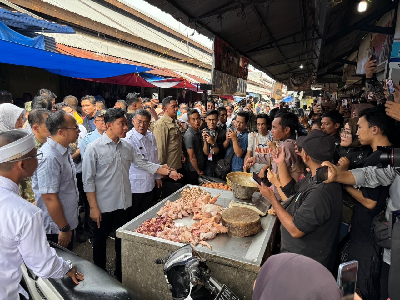 Tinjau Pasar Cikurubuk, Gibran Minta Sarana dan Prasarana Ditingkatkan
