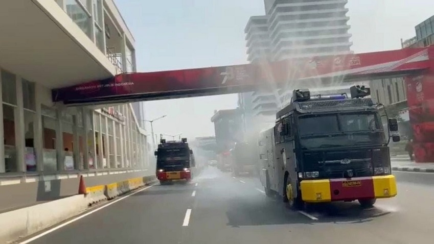 Kurangi Polusi, Polda Metro Tanam Pohon Hingga Kerahkan Water Cannon