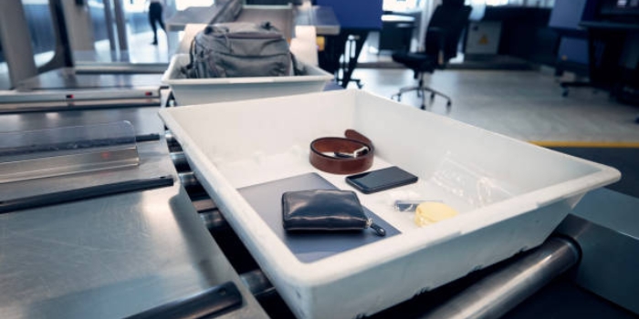 Pentingnya Mengeluarkan Laptop Saat Pemeriksaan Keamanan Di Bandara, Intip Alasannya