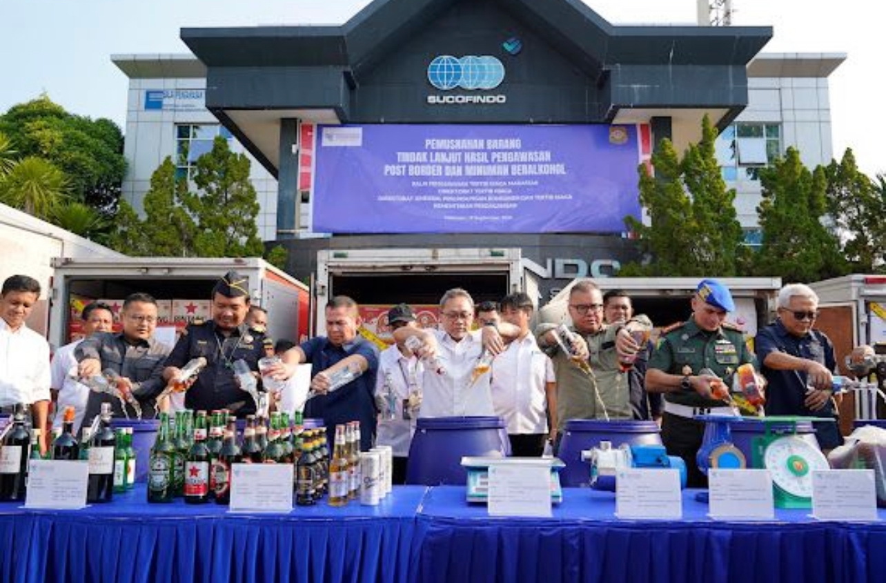 Mendag Zulhas Musnahkan Miras Dan Barang Ilegal Di Makassar Senilai Rp7 Miliar 