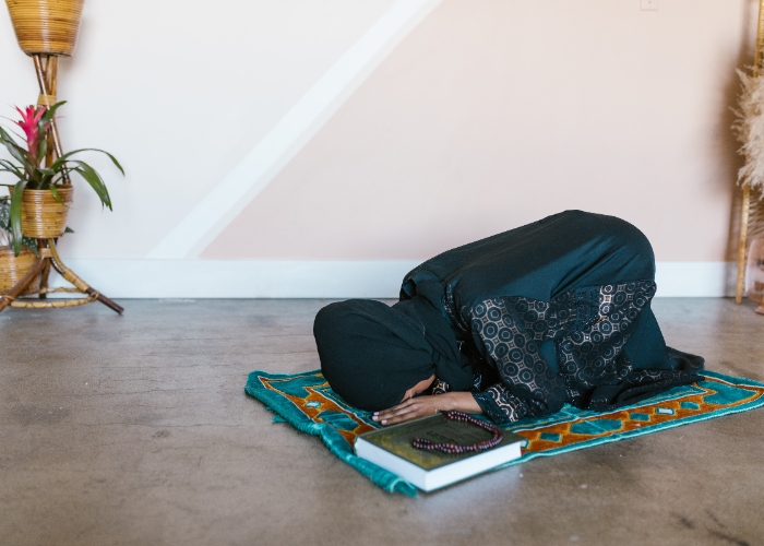 Saat Sedang Sholat Namun Menahan Ketawa, Apa Sah Sholatnya?