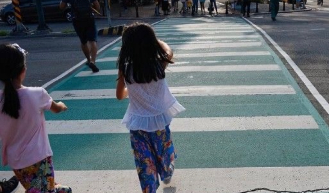 Deretan Bukti Sulitnya Menyeberang Jalan di Kota Besar Indonesia