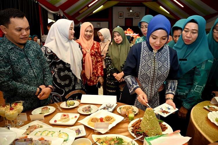 Pj Ketua PKK Sulsel Apresiasi Menu Pangan Lokal Berbahan Dasar Pisang Kreasi TP PKK Enrekang