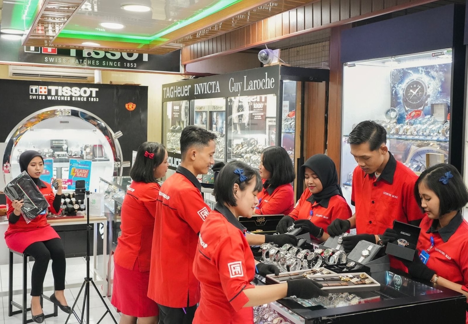 Retail dan Online Jam Terbesar, Toko Jam Gunung Mas Raup Banyak Keuntungan