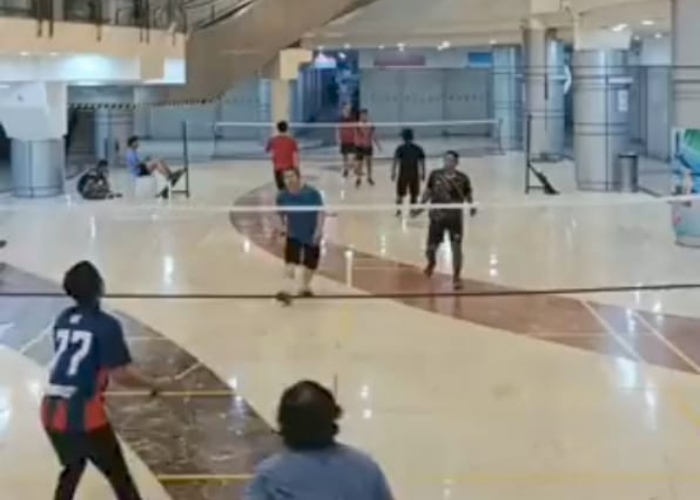 Sepi Pengunjung, Lantai Dasar WTC Mangga Dua Disulap Jadi Lapangan Badminton
