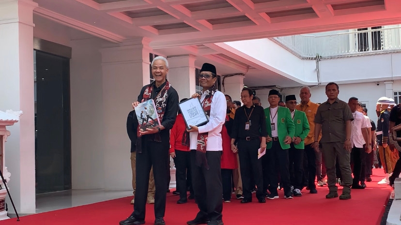 Ribuan Pendukung Iringi Pendaftaran Ganjar-Mahfud Ke KPU