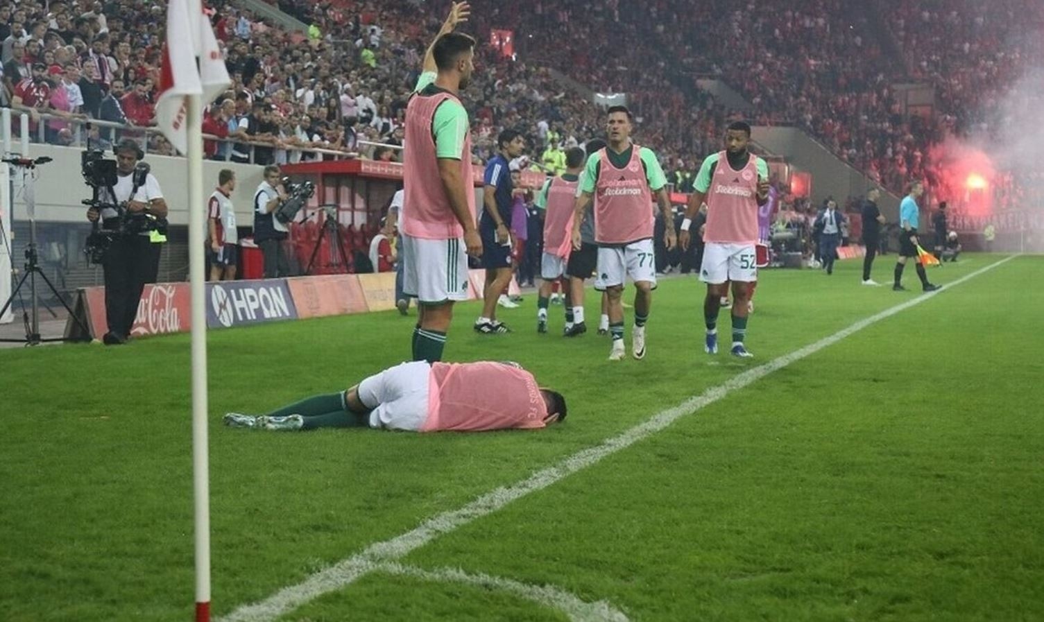 Pemain Cedera Terkena Suar, Laga 'Musuh Abadi' Olimpiakos vs Panathinaikos Di Liga Yunani Dihentikan