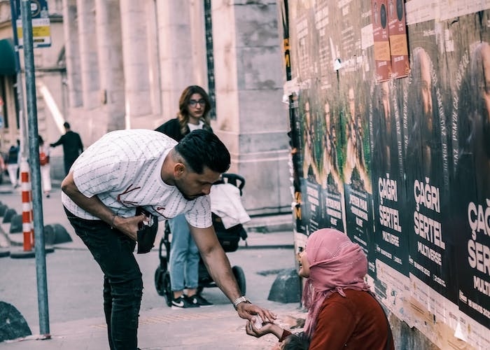 5 Janji Allah Bagi Orang Yang Gemar Bersedekah, Lengkap Dengan Dalil Al-Qur’an Dan Hadisnya