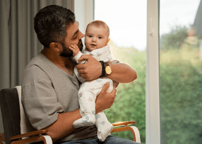 Bahaya Mencium Bayi Setelah Merokok, Orang Tua Perlu Waspada