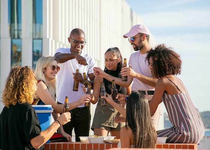 5 Tren Yang Dilarang Dalam Islam Tapi Sering Dilakukan Oleh Umat Muslim, Lengkap Dengan Dalil Al-Quran