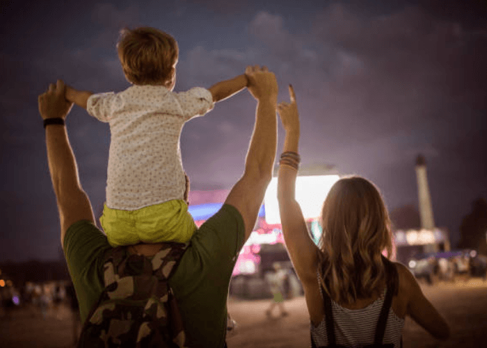 7 Tips Aman Bawa Anak Ke Konser Musik