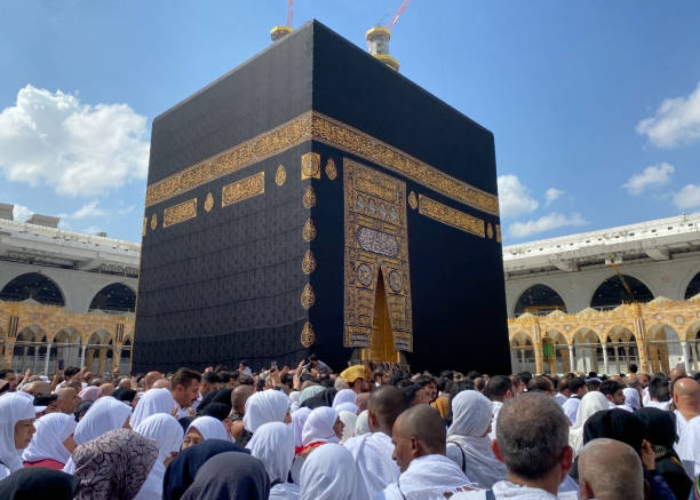 Mengapa Umat Muslim Sholat Menghadap Ka'bah? Berikut Penjelasannya