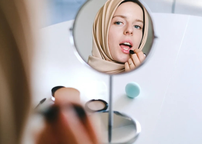 Mengapa Kalian Bisa Melihat Bayangan di Cermin? Simak Jawaban Berikut Ini