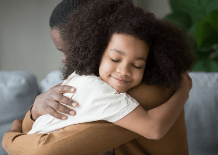 5 Rahasia Manfaat Memeluk Anak, Salah Satunya Mengurangi Tantrum
