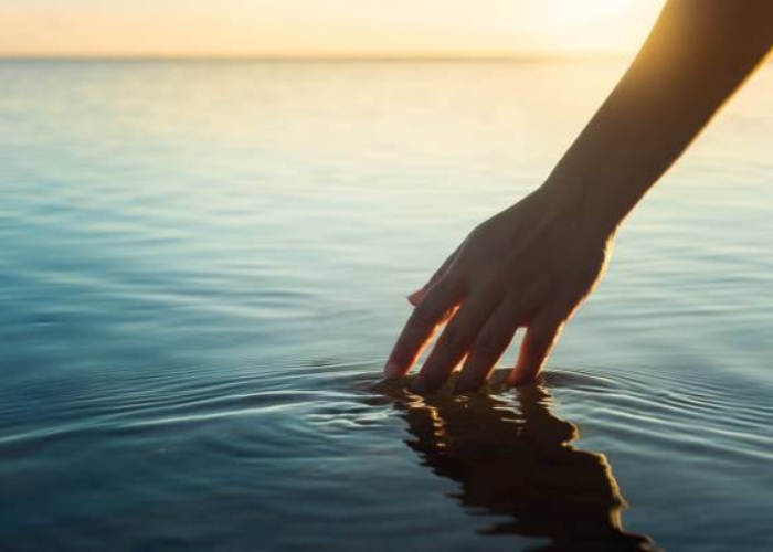 Warga Gaza Gunakan Air Laut Untuk Mandi, Apakah Juga Sah Digunakan Untuk Bersuci?