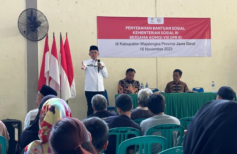 Kiai Maman Imanulhaq Salurkan Bansos Rp 51 Miliar di Majalengka