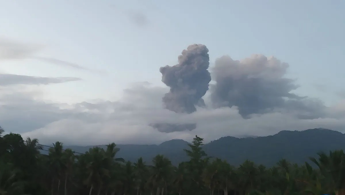 Gunung Dukono Lontarkan Abu Vulkanik Mencapai Ketinggian 2.090 Meter