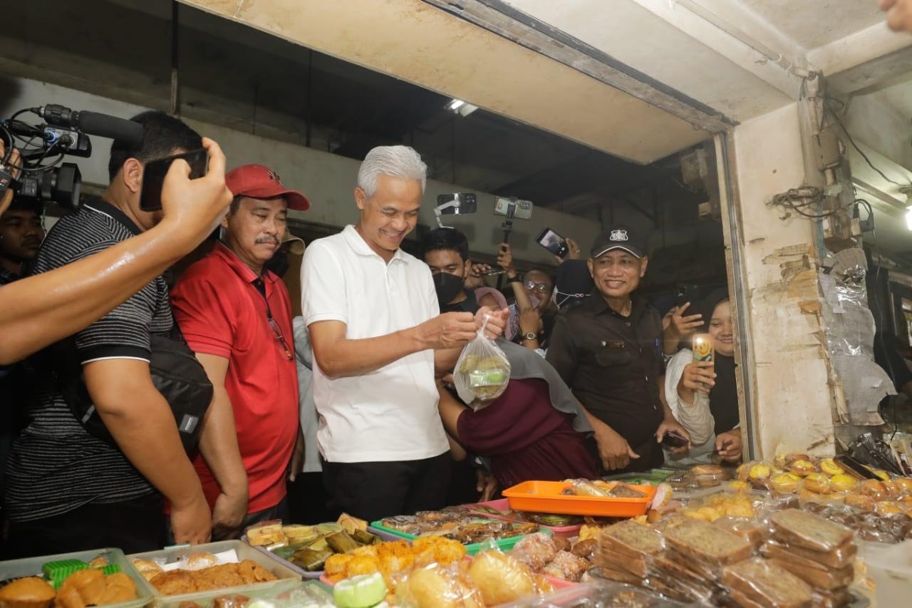 Blusukan ke Pasar di Balikpapan, Ganjar Tampung Curhat Pedagang Soal Harga Bahan Pokok