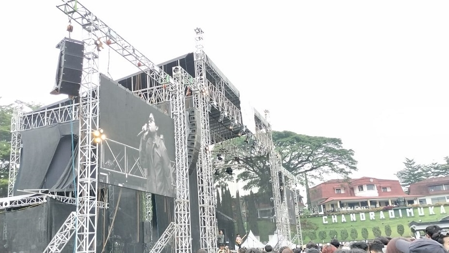 Juicy Luicy Dapat Hadiah Bunga dari Penggemar di Panggung Akurat Fest 2023