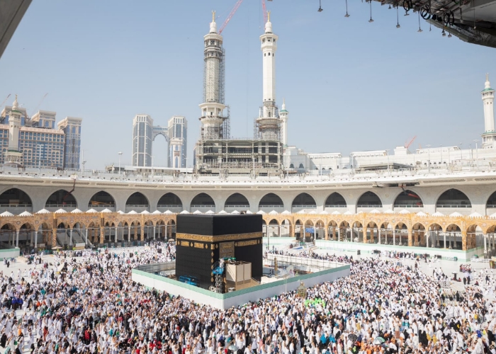 Ka'bah Dikelilingi Pagar Tinggi Hingga Jemaah Tak Bisa Sentuh Baitullah, Ada Apa?
