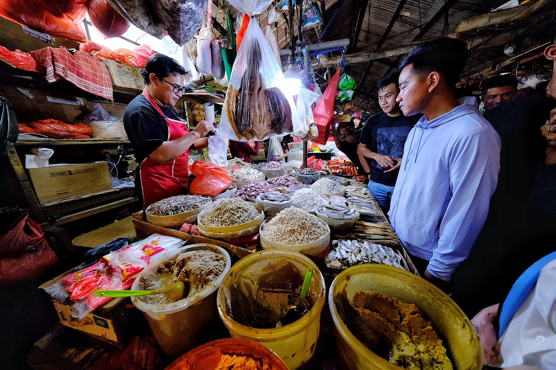 Usai Debat Cawapres, Gibran Langsung Tancap Gas Blusukan ke Pasar Induk Kramat Jati