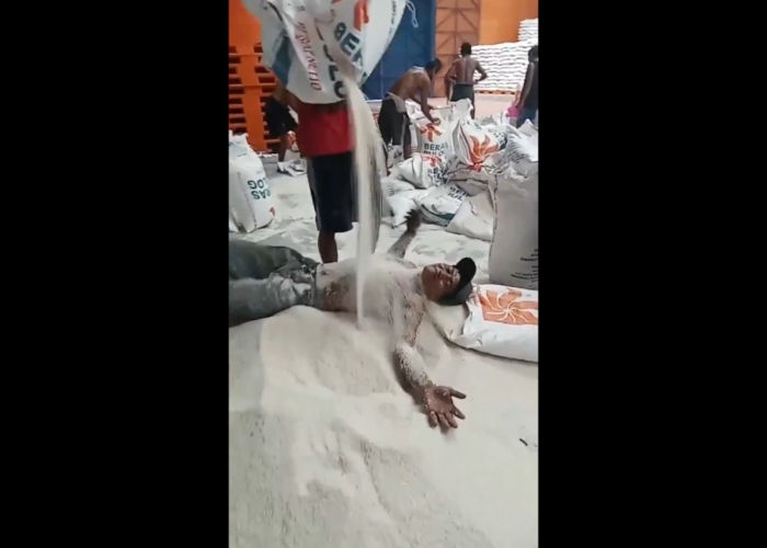 Viral di Media Sosial Mandi Pakai Beras Bulog, Warganet: Pantesan Rasanya Kecut