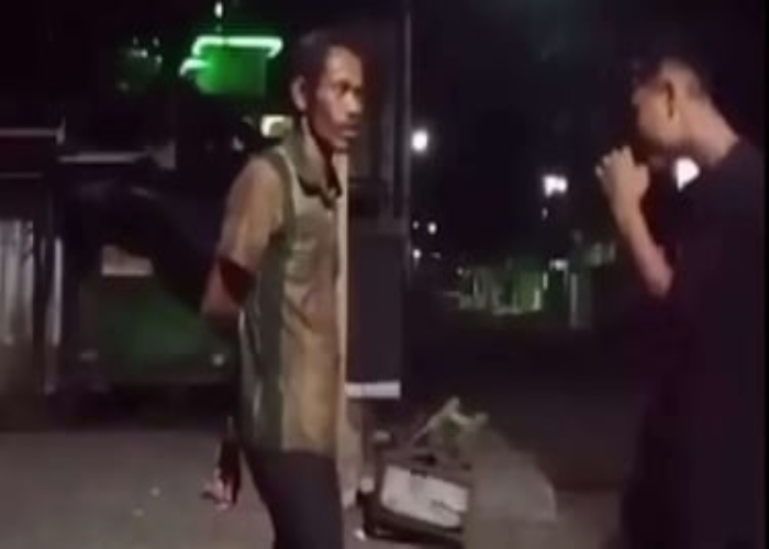 Viral! Beredar Rekaman Pria Pukul ODGJ, Netizen: Siapa Sebenarnya yang Sakit Jiwa?