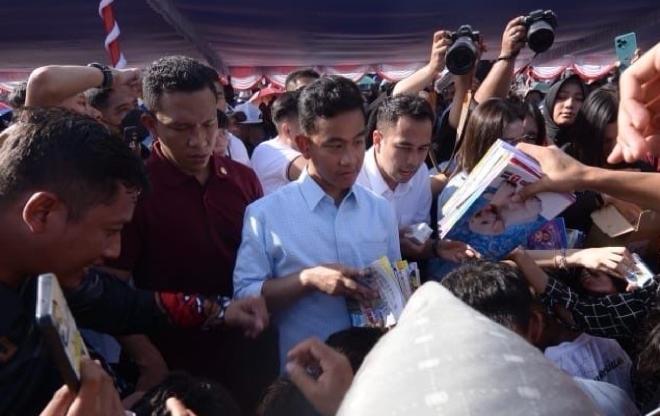 Dicintai Rakyat, Gibran Disambut Ramai oleh Masyarakat Negeri Liang Maluku