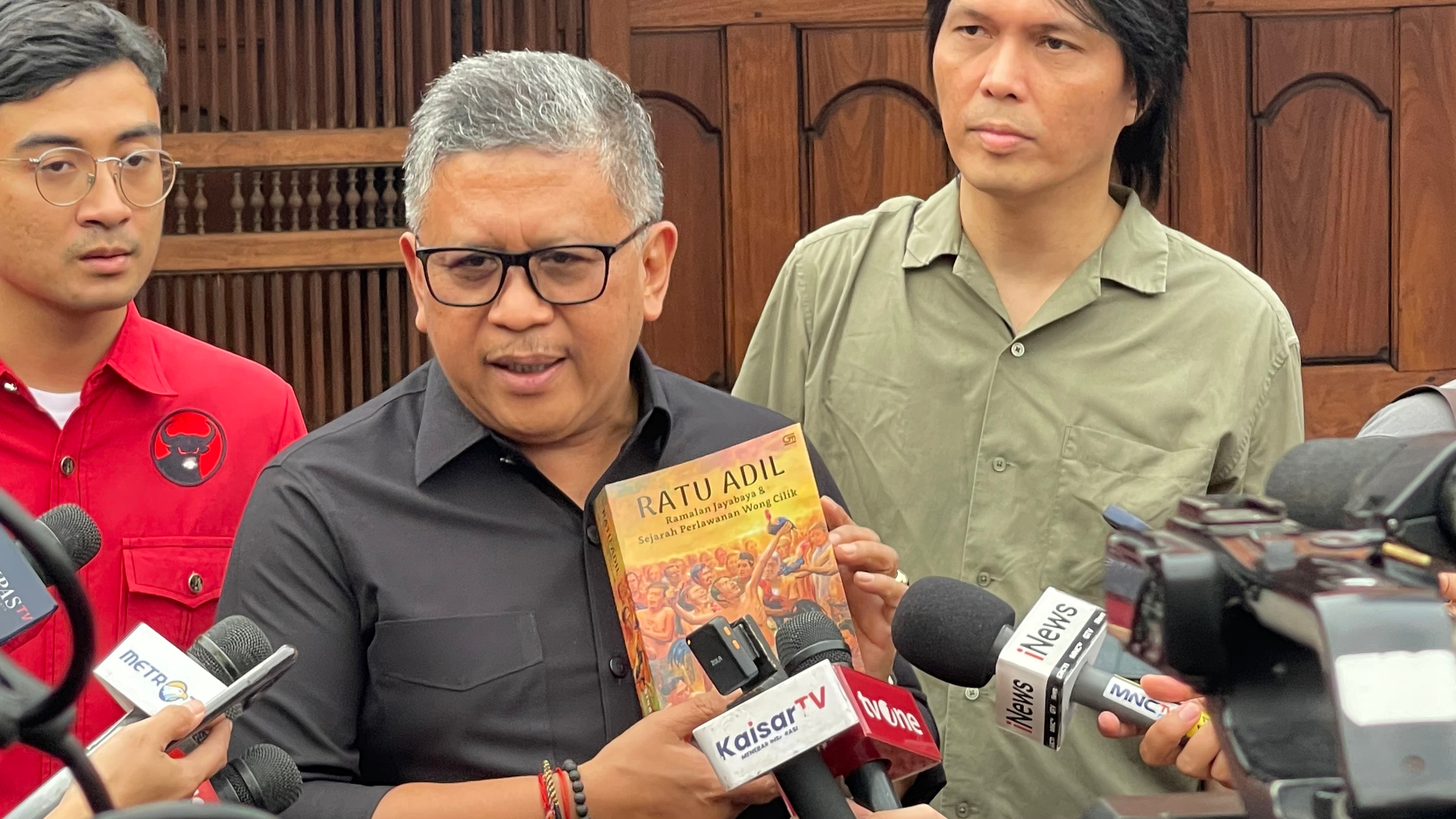 Dari Buku Karya Romo Sindhunata, Hasto Sebut Kekuatan Wong Cilik Tak Terkalahkan