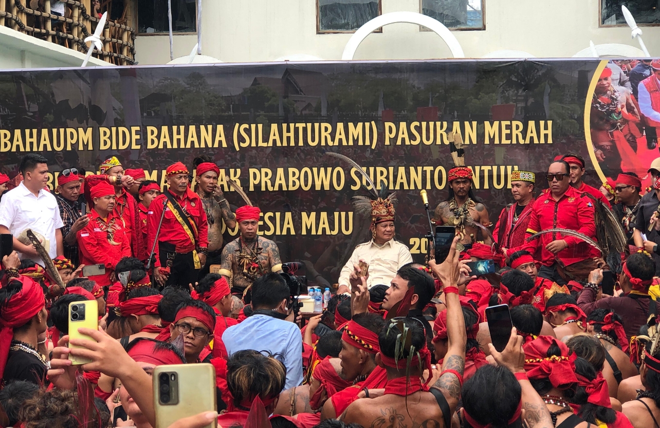 Kampanye di Kalbar, Prabowo Dapat Sambutan Meriah dari Masyarakat Dayak Pasukan Merah