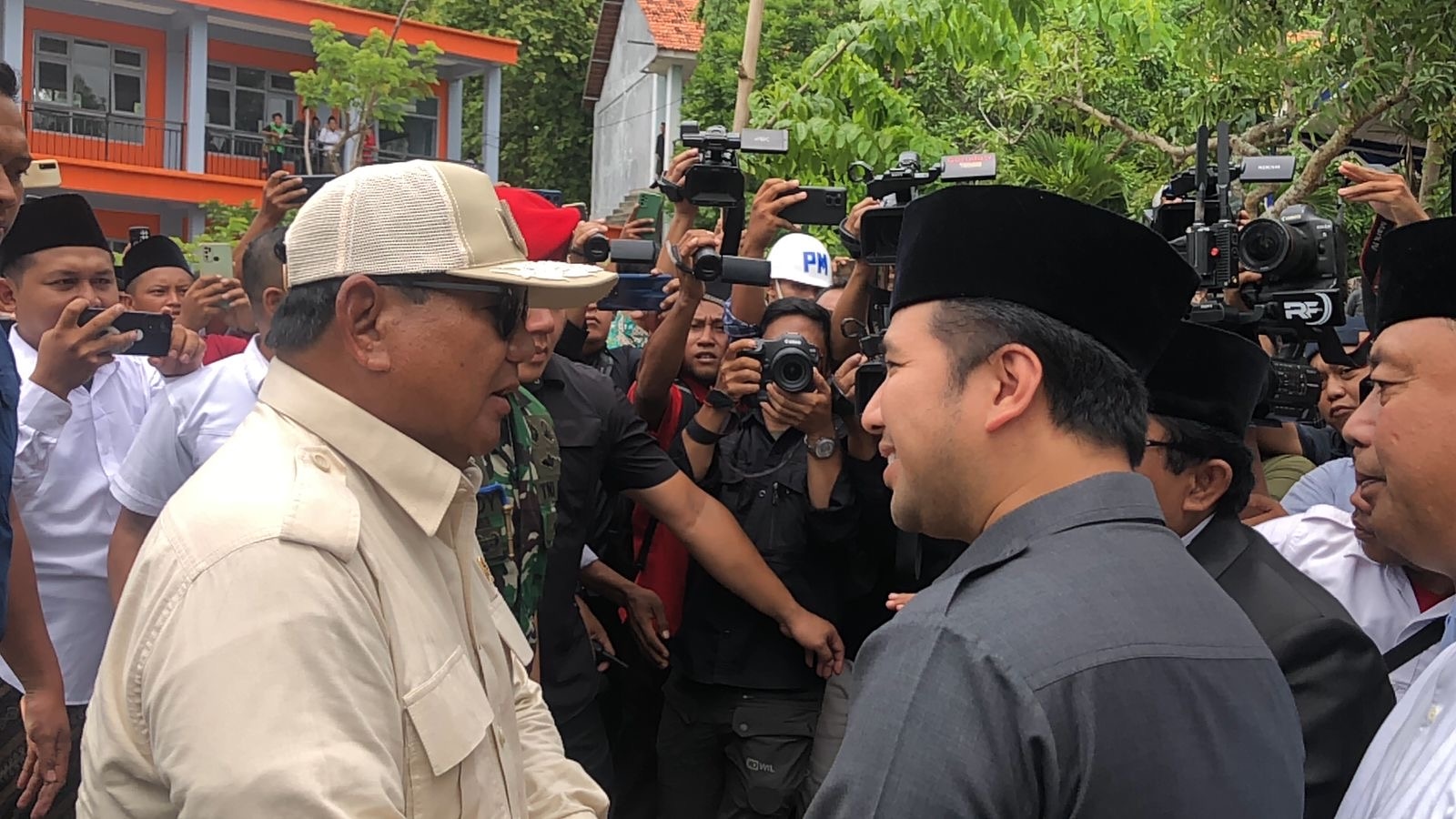 Ditemani Emil Dardak, Menhan Prabowo Serahkan Bantuan Sumur Bor di Madura