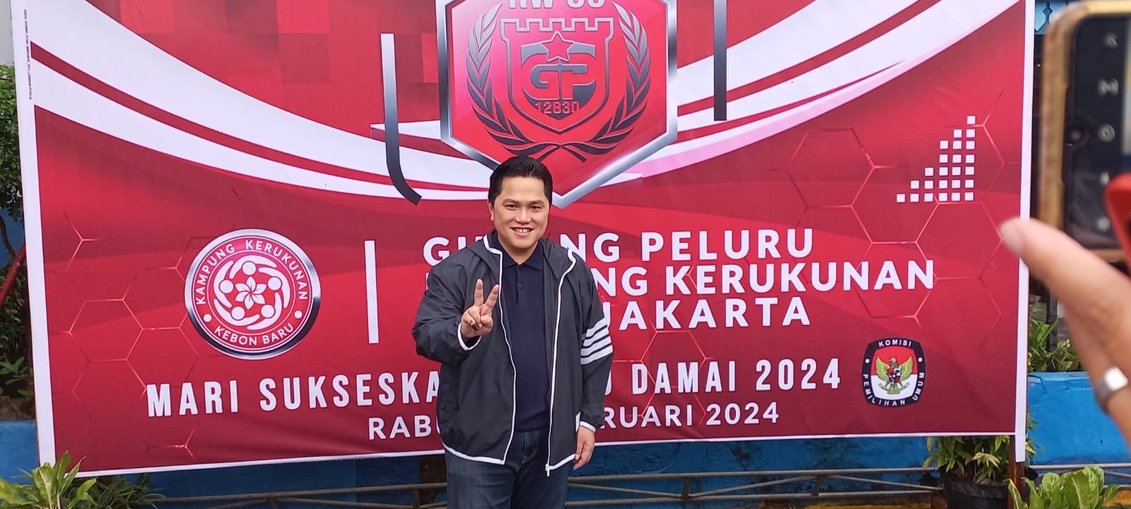 Usai Nyoblos, Erick Thohir Pamer Salam 2 Jari