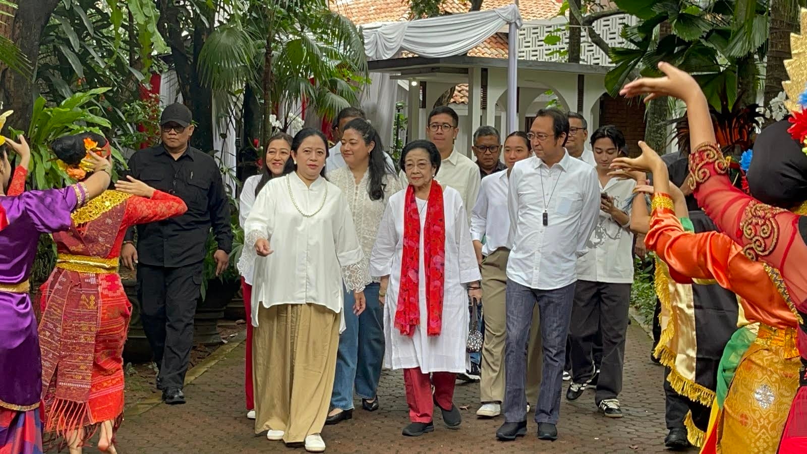 Diiringi Tarian Budaya, Megawati Bersama Keluarga Kompak Kenakan Busana Serba Putih Saat Nyoblos 